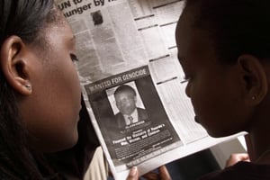 La photo de Félicien Kabuga dans un journal kényan, le 12 juin 2002, alors que les État-Unis avaient lancé une campagne médiatique pour le retrouver. © George Mulala/Reuters