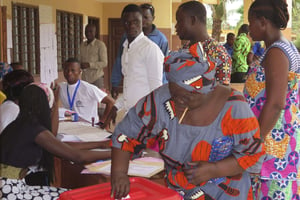 Une Béninoise vote lors de la dernière élection présidentielle à Seme Podji, le 6 mars 2016. © Virgile Ahissou/AP/Sipa