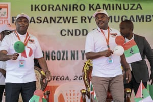 Evariste Ndayishimiye, candidat du CNDD-FDD, aux côtés du président burundais sortant, Pierre Nkurunziza, le 26 janvier 2020 à Gitega. © Berthier Mugiraneza/AP/SIPA