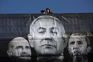 Affiche géante dans les rues de Tel Aviv montrant Netanyahu aux côtés d’Amir Ohana (à g.) et Rafi Peretz (d.). © Oded Balilty/AP/SIPA