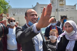 Le militant Abdelouahab Fersaoui à sa sortie de la prison d’El Harrach, le 18 mai 2020, à Alger. © RYAD KRAMDI/AFP