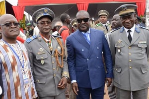 Jean-Claude Bouda (en costume bleu), lorsqu’il était ministre de la Défense, en septembre 2018. © DR / présidence du Faso