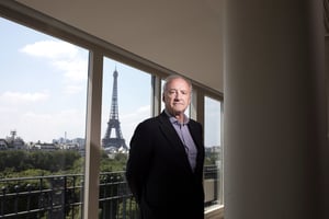 L’ancien ministre français des Affaires étrangères, Hubert Védrine, dans les bureaux de son cabinet de conseil en stratégie géopolitique, à Paris, en 2020. © Eric DESSONS/JDD/SIPA