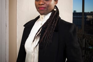 La Camerounaise Julie Owono, responsable Afrique de l’ONG Internet sans frontières, lutte contre les fausses informations sur les réseaux sociaux. Ici à Paris en 2016. © Alexandre Gouzou pour JA