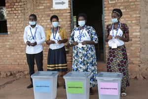 Des responsables électoraux lors de l’élection présidentielle au Burundi, à Giheta, province de Gitega, le 20 mai 2020. © Berthier Mugiraneza/AP/SIPA