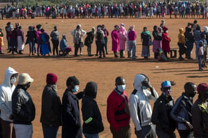 Des personnes touchées par le ralentissement économique dû au coronavirus COVID-19 font la queue pour recevoir des dons de nourriture, au sud-ouest de Pretoria, le 20 mai 2020. © Themba Hadebe/AP/SIPA