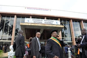 Devant l’Assemblée nationale camerounaise, en mai 2013 (archives/illustration). © Jean-Pierre Kepseu