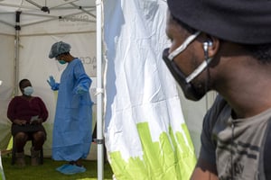 Une campagne de dépistage du coronavirus à Johannesburg, en Afrique du Sud, le 8 mai 2020. © Themba Hadebe/AP/Sipa