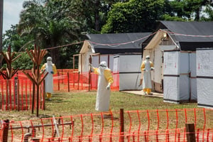 Des agents sanitaires près de Mbandaka, en RDC, en juin 2018 pendant l’épidémie du virus Ebola. © Junior D. KANNAH/AFP