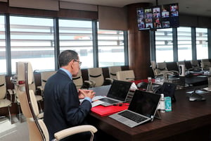 Le Chef du gouvernement, Saâdeddine El Otmani tient par vidéoconférence, une réunion consultative avec les chefs de partis politiques durant le confinement. © MAP