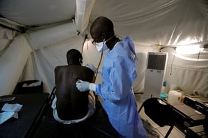 À l’hôpital militaire de campagne à Touba, le 1er mai 2020. © Zohra Bensemra/REUTERS