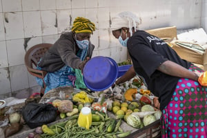 Le secteur informel a particulièrement souffert de la crise – vendeuse de légumes à Dakar, le 18 avril 2020. © Sylvain Cherkaoui/AP/SIPA