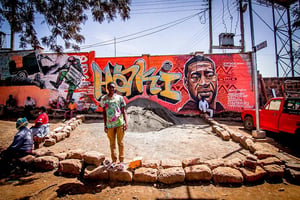 La mémoire de l’Américain George Floyd, tué par la police à Minneapolis, est saluée jusque dans les bidonvilles de Kibera –Nairobi, Kenya, le 4 juin 2020. © Donwilson Odhiambo/SOPA Images/LightRocket via Getty Images