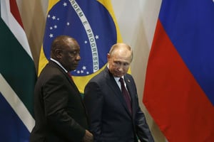 Le président sud-africain Cyril Ramaphosa, à gauche, et le président russe Vladimir Poutine, le 14 novembre 2019. © Eraldo Peres/AP/SIPA