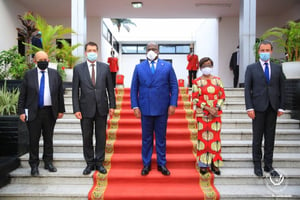 De gauche à droite : Jean-Yves le Drian, Janez Lenarcic, Félix Tshisekedi, Marie Tumba Nzeza et Philippe Goffin. Kinshasa, le 8 juin 2020. © DR/Présidence RDC