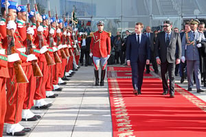 Le président français Emmanuel Macron, accueilli par le roi Mohammed VI, à son arrivée au Maroc le 15 novembre 2018. © CHRISTOPHE ARCHAMBAULT/AFP