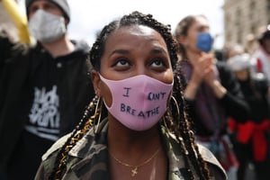 Lors d’une manifestation contre les violences policières à Paris, le 6 juin 2020. © Francois Mori/AP/SIPA