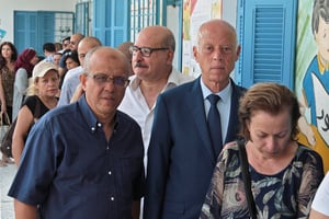 Naoufel et Kaïs Saïed à Tunis, le jour de l’élection présidentielle tunisienne, le 15 septembre 2019 © HASNA/AFP