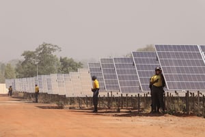Inauguration de la centrale de Zagtouli, le 29 novembre 2017. People stand next to solar panels of the solar energy power plant in Zaktubi, near Ouagadougou, on november 29, 2017, on its inauguration day.//SIPA_0926.0475/
© LUDOVIC MARIN-POOL/SIPA