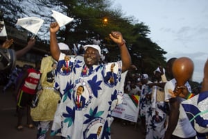 Un supporter de Paul Biya célèbre la réélection du président camerounais pour un septième mandat, le 22 octobre 2018 à Yaoundé. © Rodrigue Mbock/AP/SIPA