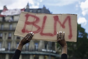 Une pancarte indiquant « BLM », « Black Lives Matter », lors d’une manifestation contre les violences policières en France, le 13 juin 2020. © AP Photo/Thibault Camus)/PDJ119/20165484565838//2006131532