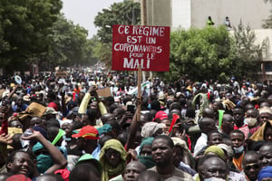 Une manifestation réclamant le départ du président malien Ibrahim Boubacar Keïta, le 5 juin 2020 à Bamako. © Baba Ahmed/AP/SIPA