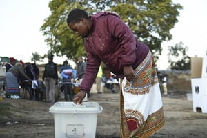 Une Malawienne se rendant aux urnes lors du scrutin du 23 Juin 2020. © Thoko Chikondi/AP/SIPA