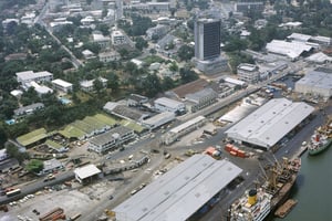 Vue aérienne du port de Douala, sur le fleuve Wouri. © DeAgostini/Getty Images