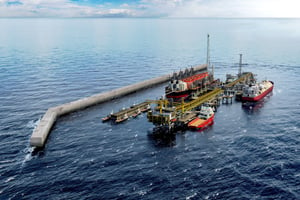 Image de synthèse de la future unité flottante de BP sur le champ gazéifère offshore de Grand Tortue-Ahmeyim. © BP