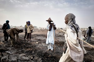Ces Peuls avaient fui le centre du Mali pour se réfugier dans le camp de Faladié, près de Bamako. Celui-ci a été ravagé par un incendie le 28 avril. © MICHELE CATTANI/AFP