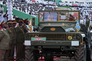 Le véhicule militaire transportant le cercueil de Pierre Nkurunziza lors d’un hommage national à Gitega, le 26 juin 2020. © Berthier Mugiraneza/AP/Sipa