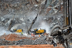 Des ouvriers font des forages dans la carrière de la mine d’or de Tongon, Exploitée par la compagnie Randgold, aujourd’hui fusionnée avec le canadien Barrick. © Olivier pour JA