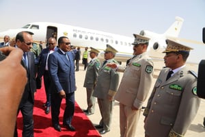 Denis Sassou Nguesso et Mohamed Ould Abdelaziz, le 31 juillet 2019 à Nouakchott. Au second plan, le Falcon 7X qui a été saisi. © DR