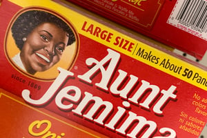 Une boîte de préparation pour pancakes de la marque américaine Aunt Jemima. © Eva Hambach / AFP)