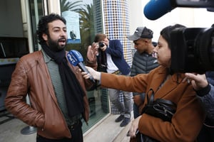 Le journaliste-activiste Omar Radi s’adressant aux médias à sa sortie d’audition. © Abdeljalil Bounhar/AP/SIPA