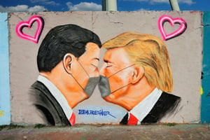 Une fresque de l’artiste Eme Freethinker représentant Xi Jinping et Donald Trump, à Berlin, en avril 2020. © David Heerde/REX/SIPA