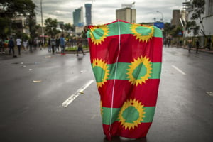 Un homme brandit le drapeau de l’Oromo Liberation Front (OLF), à Addis Ababa, en septembre 2015. © Mulugeta Ayene/AP/SIPA