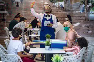 Dans un café de Rabat, le 25 juin 2020. Le port du masque est de mise. © Fadel Senna/AFP