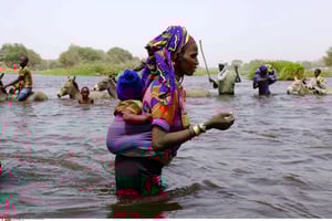 Une femme peule et son enfant, dans la région du Lac Tchad, au Tchad, en 2015. © Jerome Delay/AP/SIPA