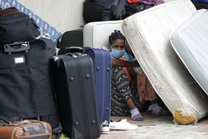 Une employée de maison éthiopienne renvoyée par ses employeurs à Hazmieh, près de Beyrouth, le 24 juin 2020. Ethiopian domestic workers who were dismissed by their employers gather with their belongings outside their countryís embassy in Hazmiyeh, east of Beirut, on June 24, 2020. – Around 250,000 migrants — usually women — work as housekeepers, nannies and carers in Lebanese homes, a large proportion Ethiopian and some for as little as $150 a month. None are protected by the labour law. 
© JOSEPH EID / AFP