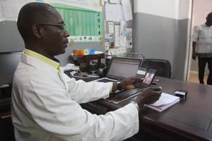 Le professeur Ousmane Faye, chef du service de dermatologie au sein du Centre national d’appui à la lutte contre la maladie, à Bamako, en 2017. © Sebastien RIEUSSEC / AFP