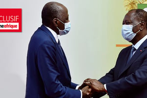 Le 2 juillet, le président Alassane Ouattara avait accueilli le Premier ministre Amadou Gon Coulibaly (à gauche) à l’aéroport à son retour d’Abidjan après sa convalescence en France. © SIA KAMBOU / AFP