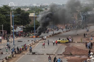 Des manifestants anti-gouvernement brûlent des pneus et barricadent les routes dans la capitale malienne, Bamako, le 10 juillet 2020. © Baba Ahmed/AP/Sipa