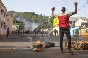Des manifestants réclament le départ d’Ibrahim Boubacar Keïta dans les rues de Bamako, le 29 juin 2020. © Baba Ahmed/AP/Sipa