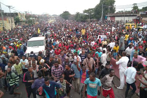 Plusieurs milliers de personnes, dont l’opposant Jean-Pierre Bemba, ont manifesté à Kinshasa, ce 13 juillet, avant que la marche, interdite par les autorités, ne soit dispersée. © Stanis Bukakera pour JA