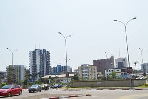 Vue d’une rue de Douala, capitale économique du Cameroun. © Minette Lontsie/Wikipedia/Licence CC