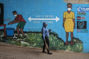 Campagne d’affichage pour le respect de la distanciation sociale, à Nairobi, au Kenya, le 15 juillet 2020. © Yasuyoshi CHIBA / AFP