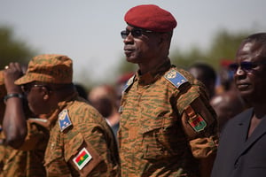 Gilbert Diendéré lors des funérailles des six casques bleus burkinabè tués le 2 juillet 2015 au Nord-Mali au cours d’une attaque terroriste. © Sophie Garcia/hanslucas