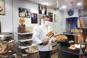 Le boulanger Ridha Khadher, fournisseur officiel de l’Élysée, offre le petit déjeuner aux soignants. © Bruno Levy/divergence-images