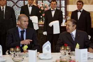 Le président algérien Abdelaziz Bouteflika lors d’un dîner avec le footballeur Zinedine Zidane à Alger, en 2006. © FAYEZ NURELDINE/AFP